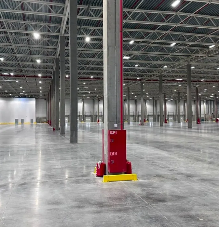 Loyiha fotosurati: Ozon logistika omborlari — Refloor ST‑S200 sanoat pollari, 1 185 000 m²