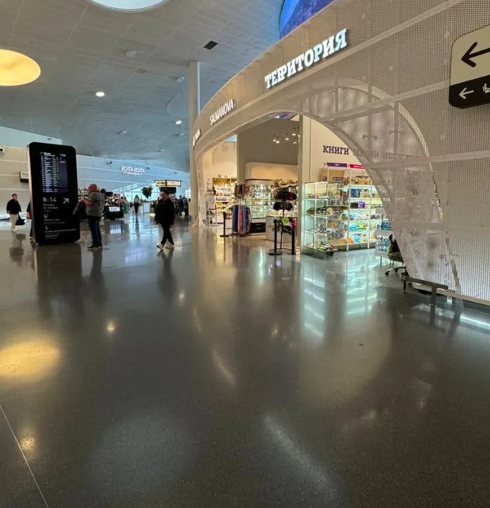 Loyiha fotosurati: Xalqaro «Kurumoch» aeroporti, Samara — jo‘nab ketish zonasida terazzo pollar, 5 000 m²